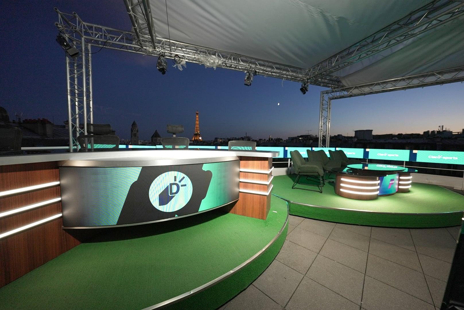 إنتاج عن بُعد PTZ على سطح المبنى — لوحة إطارية ليلية لبرج إيفل 4